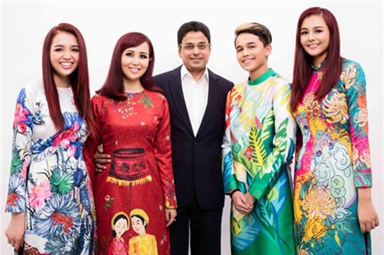 Sau hơn 20 năm kết hôn, cô tận hưởng hạnh phúc viên mãn của mình cùng chồng và 3 người con ngoan.