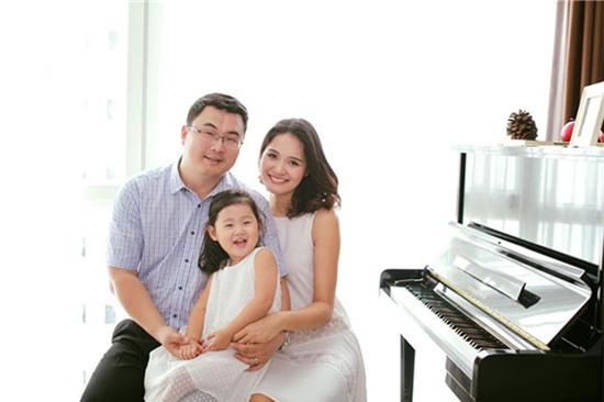 Vợ chồng Hương Giang và con gái đầu lòng.