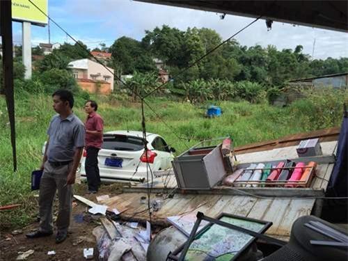 nu tai xe dam o to xuyen nha dan, lao thang xuong suoi hinh anh 1