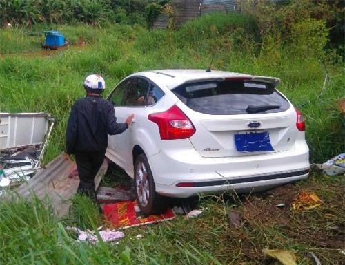 nu tai xe dam o to xuyen nha dan, lao thang xuong suoi hinh anh 2