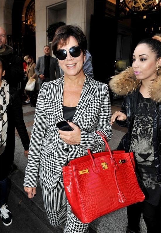 Nếu Kylie Jenner có tủ giày như đại lý thì mẹ cô nàng cũng có cả kệ đầy túi Hermes như cửa hàng - Ảnh 1.