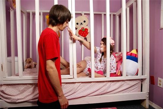 Cô gái 21 tuổi rồi vẫn đóng bỉm, bú bình, ngậm ti và nằm cũi như em bé - Ảnh 3.