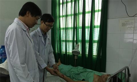 Nam công nhân bị máy cưa gỗ cưa đứt lìa cổ tay trái - Ảnh 3.