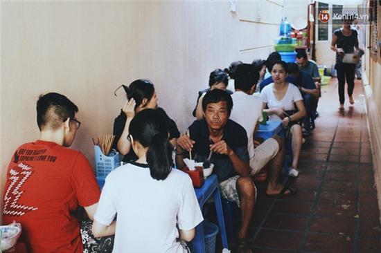 Khuất trong ngõ nhỏ, quán miến lươn này vẫn tiêu thụ hết cả 2 tạ lươn/ngày, đông khách suốt hơn 10 năm - Ảnh 2.