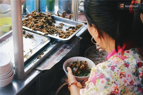 Khuất trong ngõ nhỏ, quán miến lươn này vẫn tiêu thụ hết cả 2 tạ lươn/ngày, đông khách suốt hơn 10 năm - Ảnh 5.