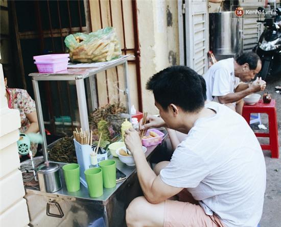 Khuất trong ngõ nhỏ, quán miến lươn này vẫn tiêu thụ hết cả 2 tạ lươn/ngày, đông khách suốt hơn 10 năm - Ảnh 9.