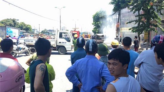 Hà Nội: Cột điện bốc cháy dữ dội, đường Giải Phóng ách tắc - Ảnh 3.