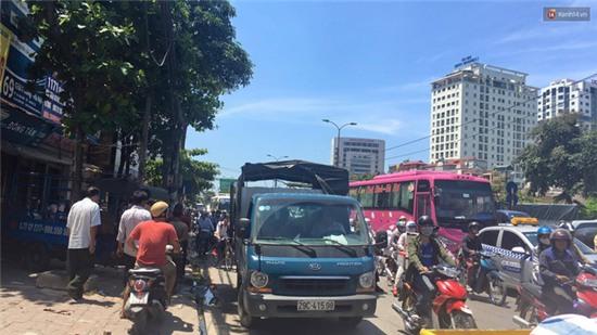 Hà Nội: Cột điện bốc cháy dữ dội, đường Giải Phóng ách tắc - Ảnh 6.