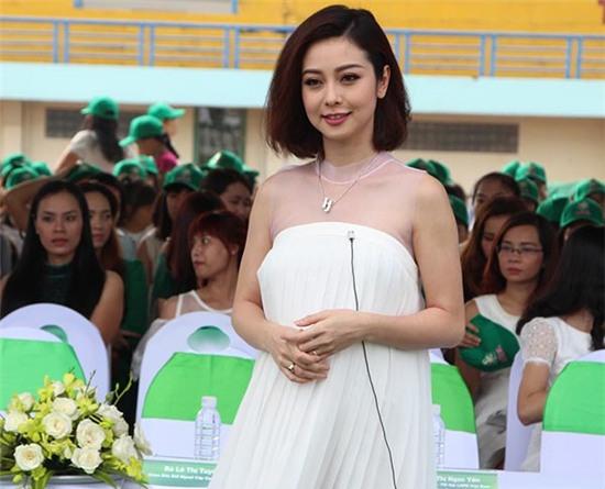 Jennifer Phạm mặc gợi cảm lấn át Mai Phương Thúy - Ảnh 1.