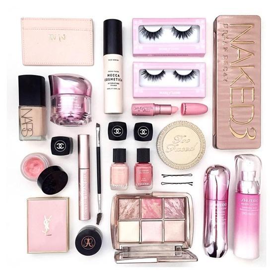 Cô nàng gốc Việt với BST hàng trăm món mỹ phẩm và Instagram toàn ảnh flat lay siêu đẹp - Ảnh 4.