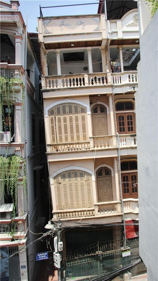 Ngôi nhà số 177, ngõ Quan Thổ 1 (phường Ô Chợ dừa, Đống Đa - Hà Nội) đã nghiêng gần 1m, thực trạng này kéo dài nhiều năm nhưng chính quyền địa phương vẫn chưa giải quyết.