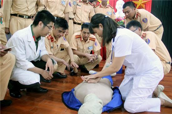 CSGT Hà Nội được tập huấn sơ cấp cứu người bị nạn trên đường.