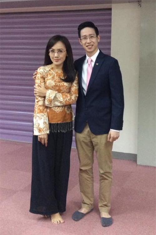 bat cuoi truoc bi mat trang phuc cua cac mc truyen hinh - 1