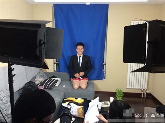 bat cuoi truoc bi mat trang phuc cua cac mc truyen hinh - 6