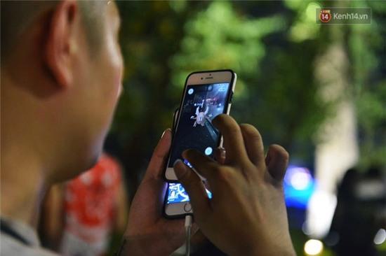 Chùm ảnh: Gần nửa đêm vẫn tắc đường vì người người đổ xô đi săn Pokemon - Ảnh 4.