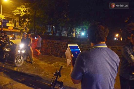 Chùm ảnh: Gần nửa đêm vẫn tắc đường vì người người đổ xô đi săn Pokemon - Ảnh 10.