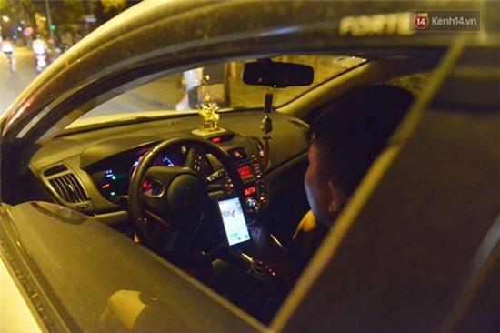 Chùm ảnh: Gần nửa đêm vẫn tắc đường vì người người đổ xô đi săn Pokemon - Ảnh 13.