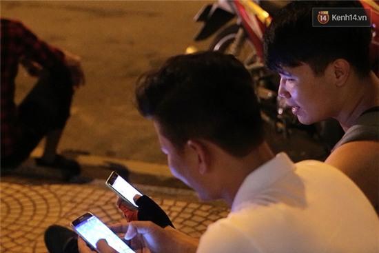 Chùm ảnh: Gần nửa đêm vẫn tắc đường vì người người đổ xô đi săn Pokemon - Ảnh 17.