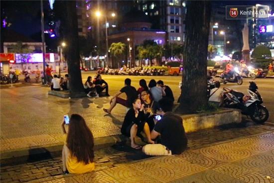 Chùm ảnh: Gần nửa đêm vẫn tắc đường vì người người đổ xô đi săn Pokemon - Ảnh 18.