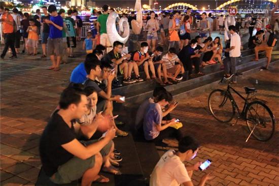 Chùm ảnh: Gần nửa đêm vẫn tắc đường vì người người đổ xô đi săn Pokemon - Ảnh 19.