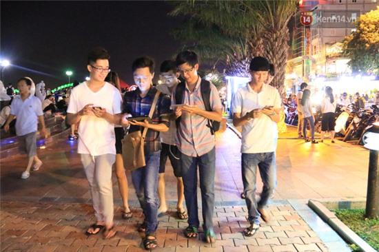 Chùm ảnh: Gần nửa đêm vẫn tắc đường vì người người đổ xô đi săn Pokemon - Ảnh 20.