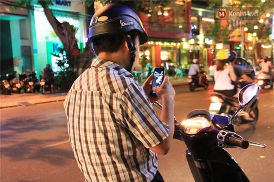 Chùm ảnh: Gần nửa đêm vẫn tắc đường vì người người đổ xô đi săn Pokemon - Ảnh 22.