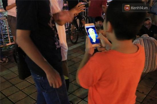 Chùm ảnh: Gần nửa đêm vẫn tắc đường vì người người đổ xô đi săn Pokemon - Ảnh 24.