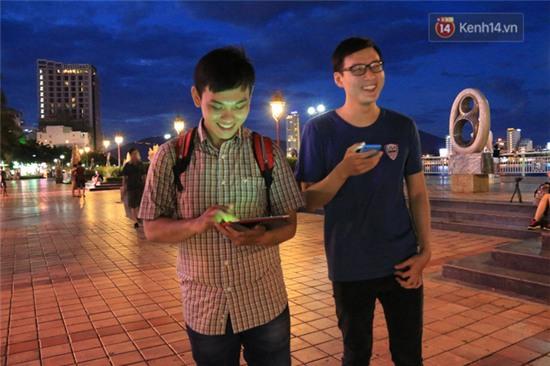 Chùm ảnh: Gần nửa đêm vẫn tắc đường vì người người đổ xô đi săn Pokemon - Ảnh 25.