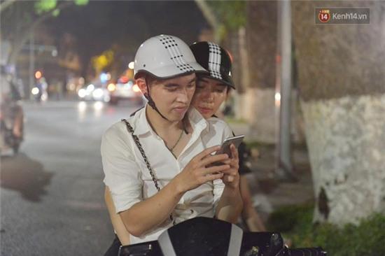 Chùm ảnh: Gần nửa đêm vẫn tắc đường vì người người đổ xô đi săn Pokemon - Ảnh 8.