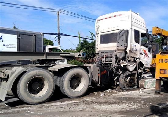 Xe container lao vao nha dan, nguoi phu nu thoat chet hinh anh 1