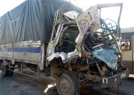 Tai xe va phu xe ket trong cabin, mot nguoi tu vong hinh anh 1