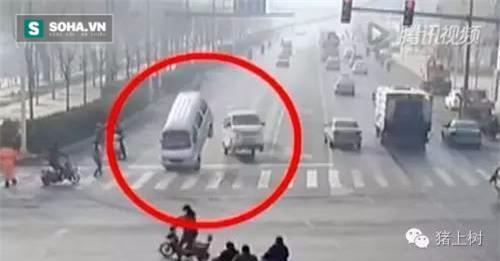 Hàng loạt ô tô bất ngờ diễn xiếc khó hiểu trên đường phố - Ảnh 2.