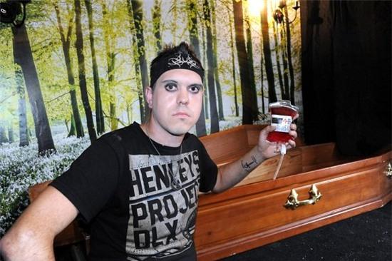 anh: uong mau, ngu trong quan tai nhu ma ca rong hinh anh 1