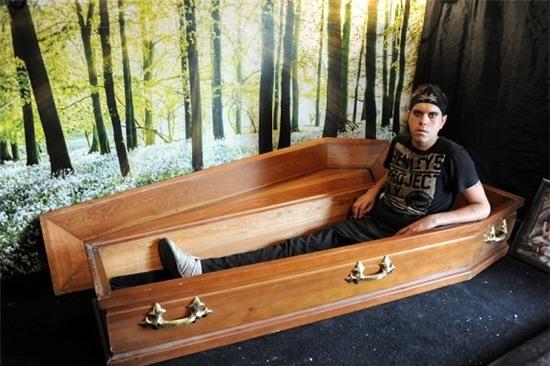 anh: uong mau, ngu trong quan tai nhu ma ca rong hinh anh 3