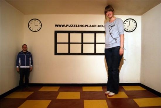 Người phụ nữ khổng lồ và người đàn ông tí hon? Ồ không, thực ra vấn đề không nằm ở kích thước của họ mà nằm ở góc nhìn của chúng ta và không gian đặc biệt của căn phòng này đấy ạ.