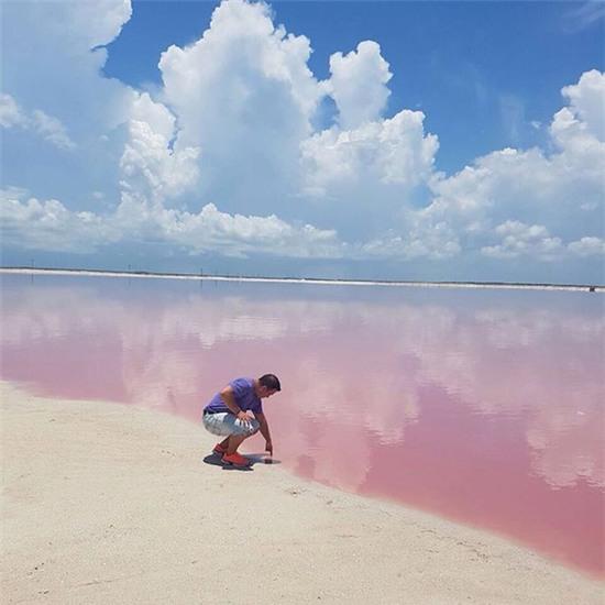 dam-nuoc-mau-hong-dep-me-ly