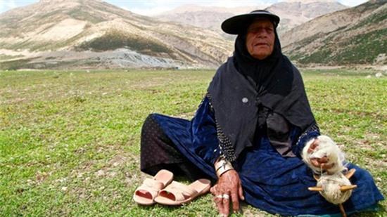 dong-song-bang-giua-sa-mac