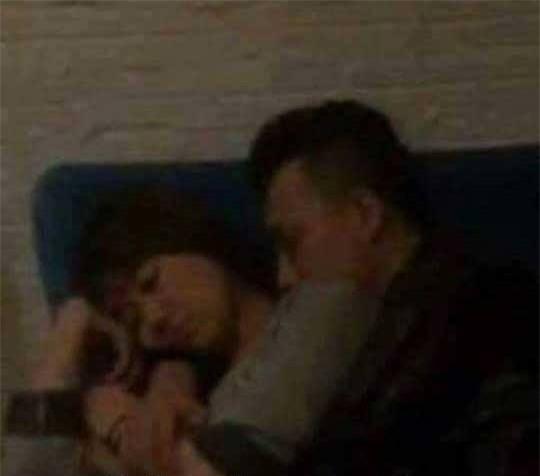 Trấn Thành - Hari Won vô tư ôm nhau ngủ trong rạp phim - Ảnh 1.