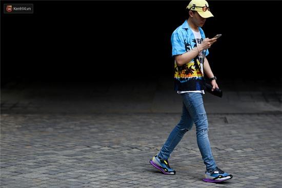 Street style 2 miền: Hà Nội toàn đen trắng đối lập Sài Gòn rực rỡ sắc màu - Ảnh 9.