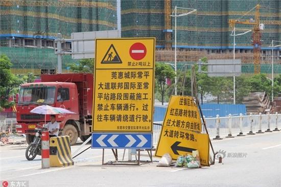 3 tòa nhà sập liên hoàn trong đêm, người dân hoảng loạn tháo chạy - Ảnh 3.