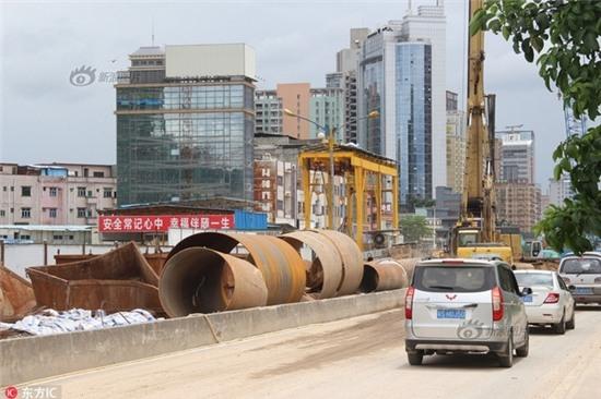 3 tòa nhà sập liên hoàn trong đêm, người dân hoảng loạn tháo chạy - Ảnh 4.