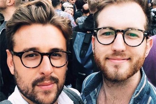 Anh: Một cặp đôi đồng tính bị đuổi ra khỏi siêu thị vì nắm tay - Ảnh 1.