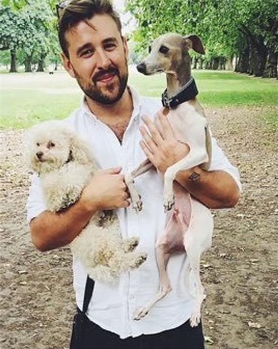 Anh: Một cặp đôi đồng tính bị đuổi ra khỏi siêu thị vì nắm tay - Ảnh 4.