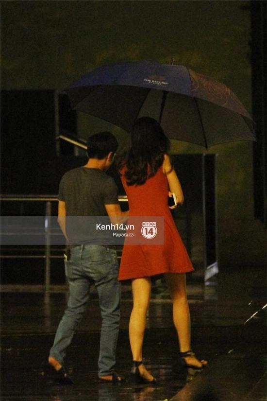 Cường Đô La vừa đi vừa che ô cho Hạ Vi trong đêm mưa - Ảnh 3.