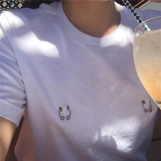 Sau khi Kendall Jenner xỏ khuyên ngực, dân tình đổ xổ diện áo xỏ khuyên siêu độc đáo - Ảnh 11.