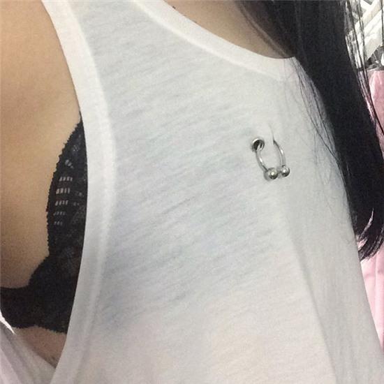 Sau khi Kendall Jenner xỏ khuyên ngực, dân tình đổ xổ diện áo xỏ khuyên siêu độc đáo - Ảnh 12.