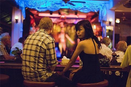 The gioi quan bar: Khi khach Tay 'dat hang' ve Sai Gon hinh anh 3