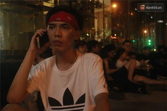 Hàng trăm bạn trẻ Sài Gòn cắm trại thâu đêm trước trung tâm thương mại chờ mua giày hiệu - Ảnh 10.