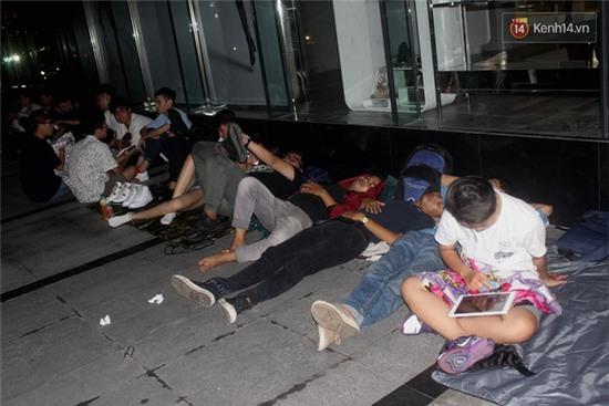 Hàng trăm bạn trẻ Sài Gòn cắm trại thâu đêm trước trung tâm thương mại chờ mua giày hiệu - Ảnh 12.