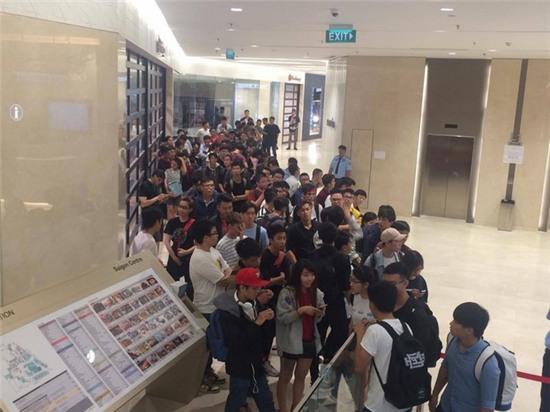 Hàng trăm bạn trẻ Sài Gòn cắm trại thâu đêm trước trung tâm thương mại chờ mua giày hiệu - Ảnh 13.